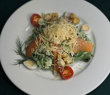 Салат Цезарь с лососем 