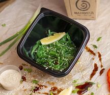 Салат Чука с ореховым соусом