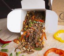 Фирменная лапша с говядиной и арахисом