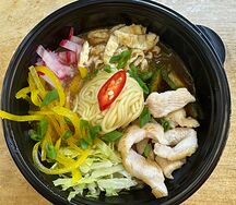 Холодный суп Кукси с курицей и яичной лапшой