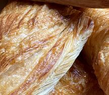 Большой хачапури с сыром из слоеного теста