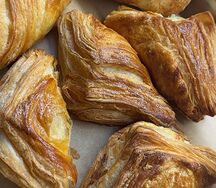 Малый хачапури с сыром из слоеного теста