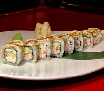 Ролл с крабом, угрем, шампиньонами и трюфельным соусом