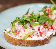 Брускетта с камчатским крабом