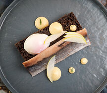 Сельдь с ржаным тостом