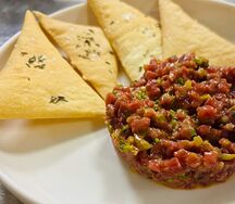 Тартар из говядины с крекерами