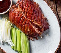 Утка по-пекински с луком, огурцом и соусом хойсин