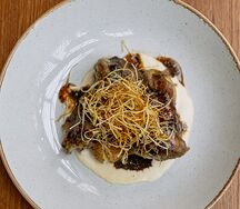 Лопатка ягненка с мини-картофелем и кремом из сельдерея