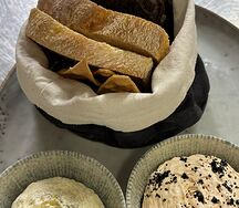 Хлебная корзина со сливочным маслом