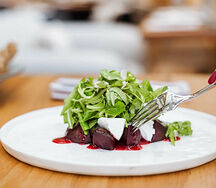 Салат из запеченной свеклы с козьим сыром