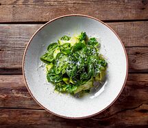 Зеленый салат с авокадо, бобами эдамаме и укропным маслом