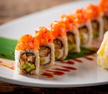 Ролл с крабом, тунцом и соусом юдзу