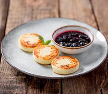 Сырники с черничным вареньем