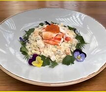 Оливье с крабом и красной икрой
