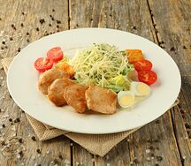 Салат Цезарь с курицей