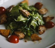 Салат с карамелизированной курицей