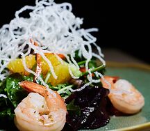 Салат с креветками и цитрусами