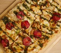 Римская пицца с цыплёнком песто