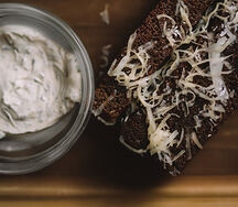 Чесночные гренки с соусом