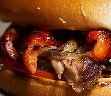 Бургер с томлёными рёбрами