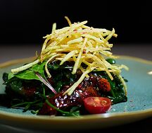 Салат с томлёным ребром и печёным перцем