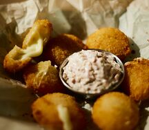 Сырные медальоны с халапеньо