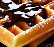 Мягкие вафли с шоколадным сиропом