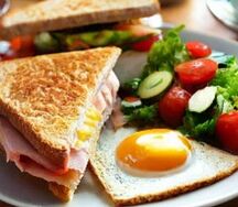 Запечённый сэндвич с ветчиной и сыром