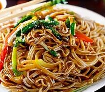 Фунчоза со свининой и овощами в соевом соусе