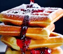 Мягкие вафли с ягодным джемом