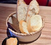 Хлебная корзинка с маслом