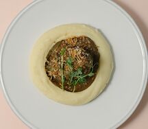 Телячьи щечки с картофельным пюре