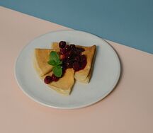 Блин с вишней и ванильным кремом