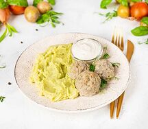Тефтельки мясные с картофельным пюре, брокколи и сливочным соусом