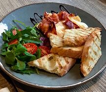 Запечённый сыр женовье с чиабаттой и соусом