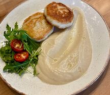 Котлетки из судака с муссом из цветной капусты и миксом зелени
