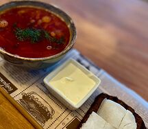Борщ с говядиной, бородинским хлебом, салом и сметаной