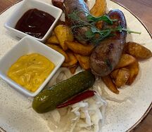 Колбаски из фермерской свинины с картофельными дольками и пикантным соусом барбекю