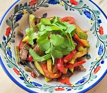 Теплый салат с говядиной и папоротником