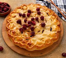 Сладкий пирог с творогом и свежей вишней