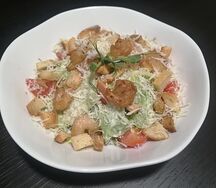 Салат Цезарь с красной рыбой