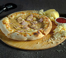 Мини пицца с говядиной в ореховом соусе и с сыром скаморцы