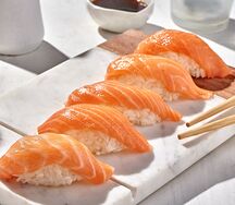 Суши с лососем