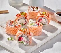 Ролл с опаленным лососем