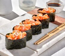 Гункан с лососем