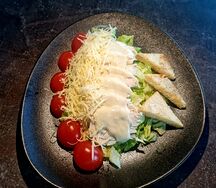 Салат Цезарь с курицей