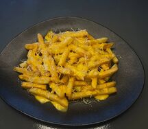 Картофель фри с пармезаном и сырным соусом