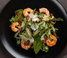 Салат с креветками и руколой