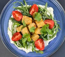 Салат с хрустящим баклажаном и молодым сыром