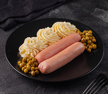 Сосиски с картофельным пюре и зеленым горошком